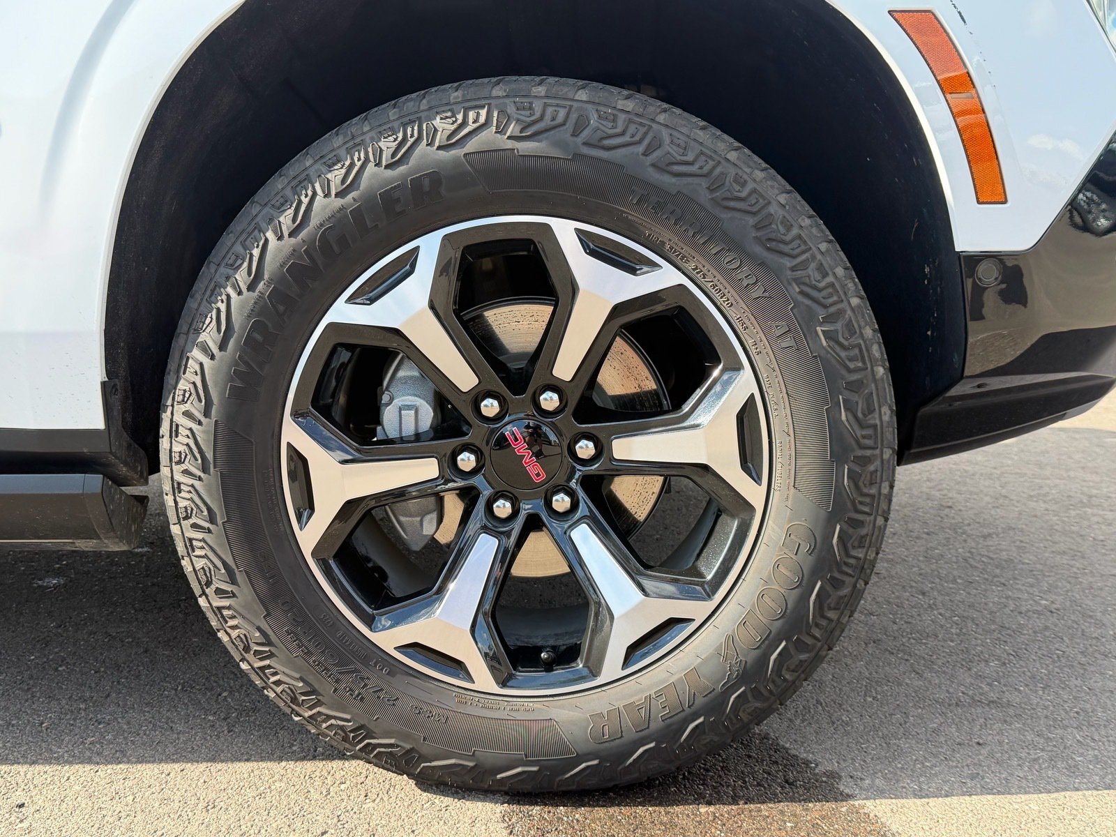 Used 2026 GMC Yukon AT4 w/ AT4 Premium Plus Package AWD/4WD image 9