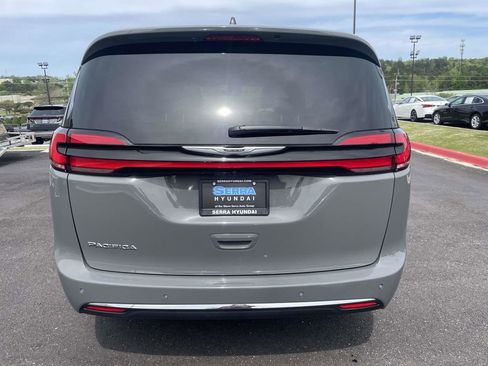 Used 2025 Chrysler Pacifica Select FWD image 3