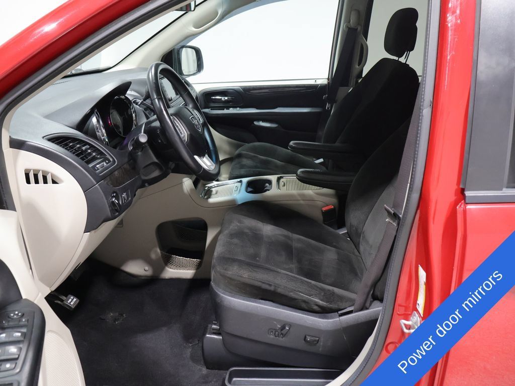 Used 2015 Dodge Grand Caravan SXT w/ Rear Park Assist Package FWD image 2