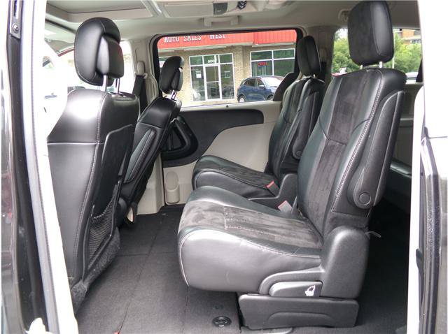 Used 2014 Chrysler Town & Country Touring-L FWD image 5