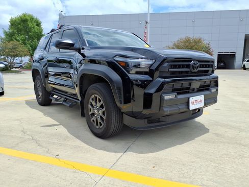 Used 2025 Toyota 4Runner SR5 AWD/4WD image 3