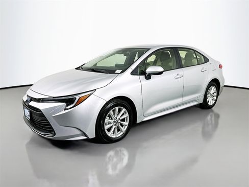 Used 2024 Toyota Corolla LE w/ LE Convenience Package image 3
