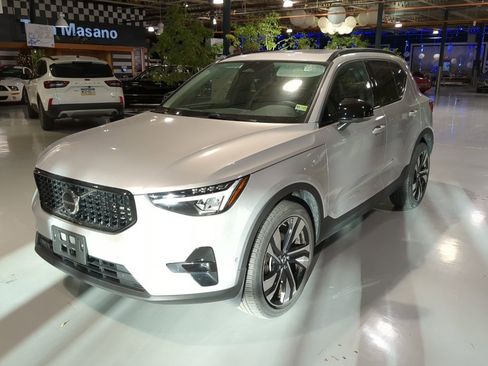 Used 2025 Volvo XC40 B5 Plus image 1
