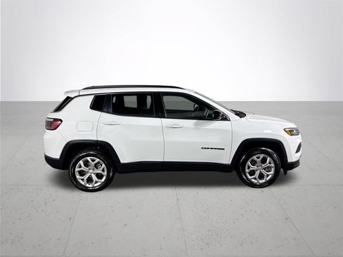 Used 2024 Jeep Compass Latitude AWD/4WD image 5