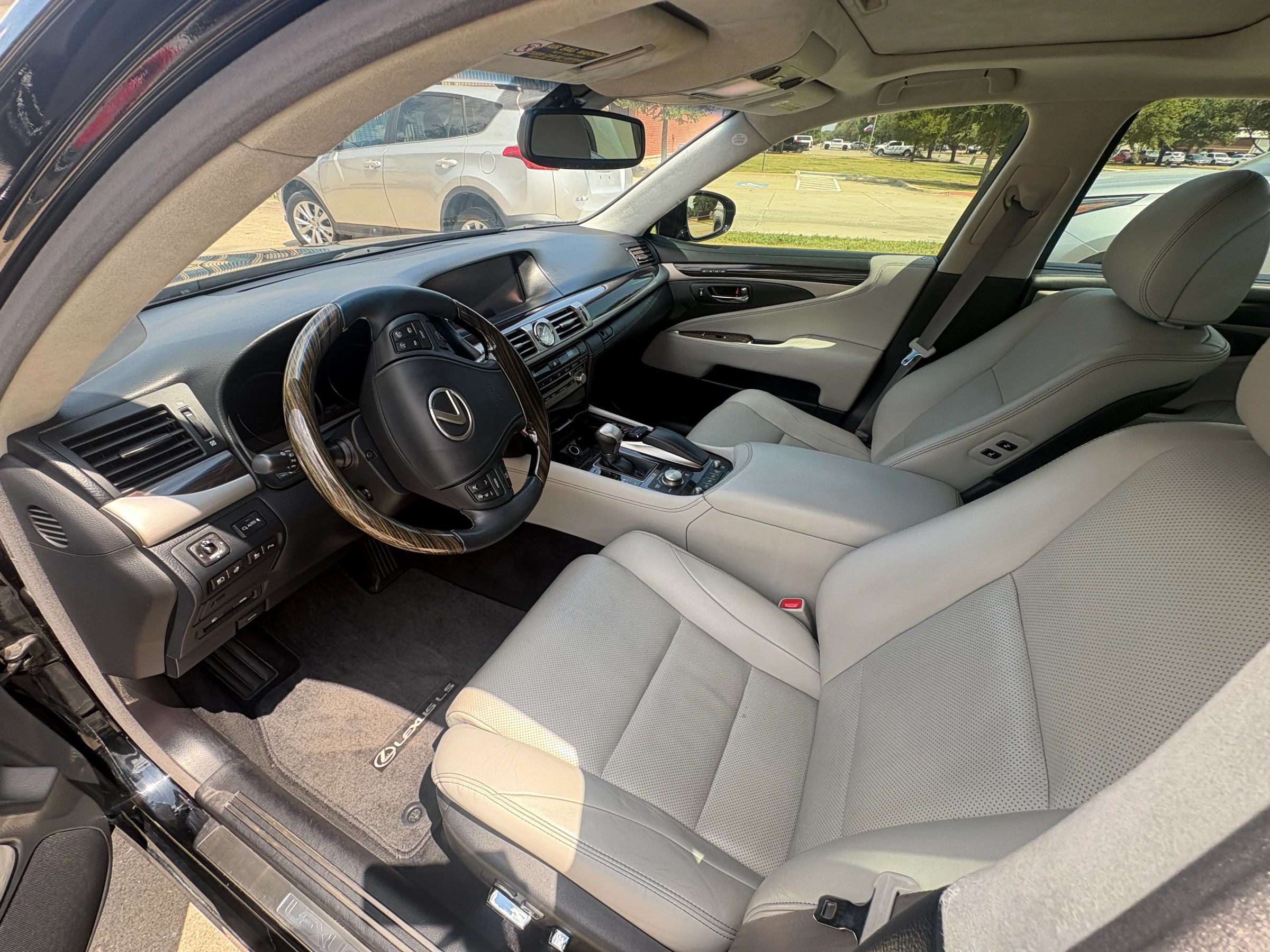 Used 2015 Lexus LS 460 w/ Ultra Luxury Package RWD image 7