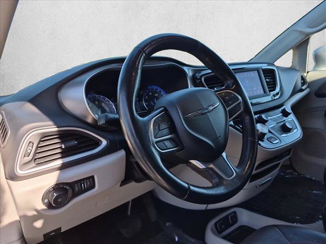 Used 2020 Chrysler Pacifica Touring-L FWD image 10
