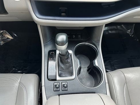 Used 2019 Toyota Highlander XLE image 30