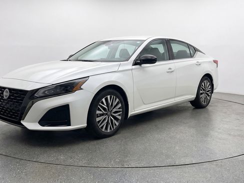 Used 2025 Nissan Altima 2.5 SV FWD image 3