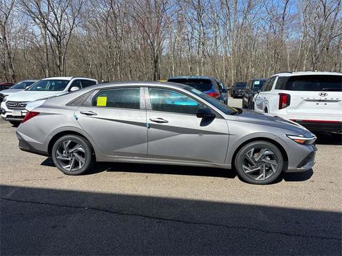 New 2025 Hyundai Elantra SEL image 1