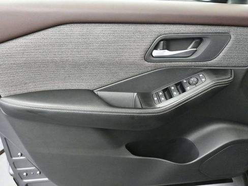 Used 2021 Nissan Rogue SV image 12