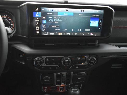 Used 2025 Jeep Wrangler Unlimited Rubicon image 24