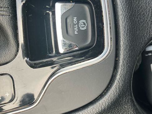 Used 2020 Jeep Cherokee Latitude Plus AWD/4WD image 29