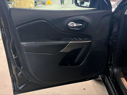 Used 2021 Jeep Cherokee Limited image 9