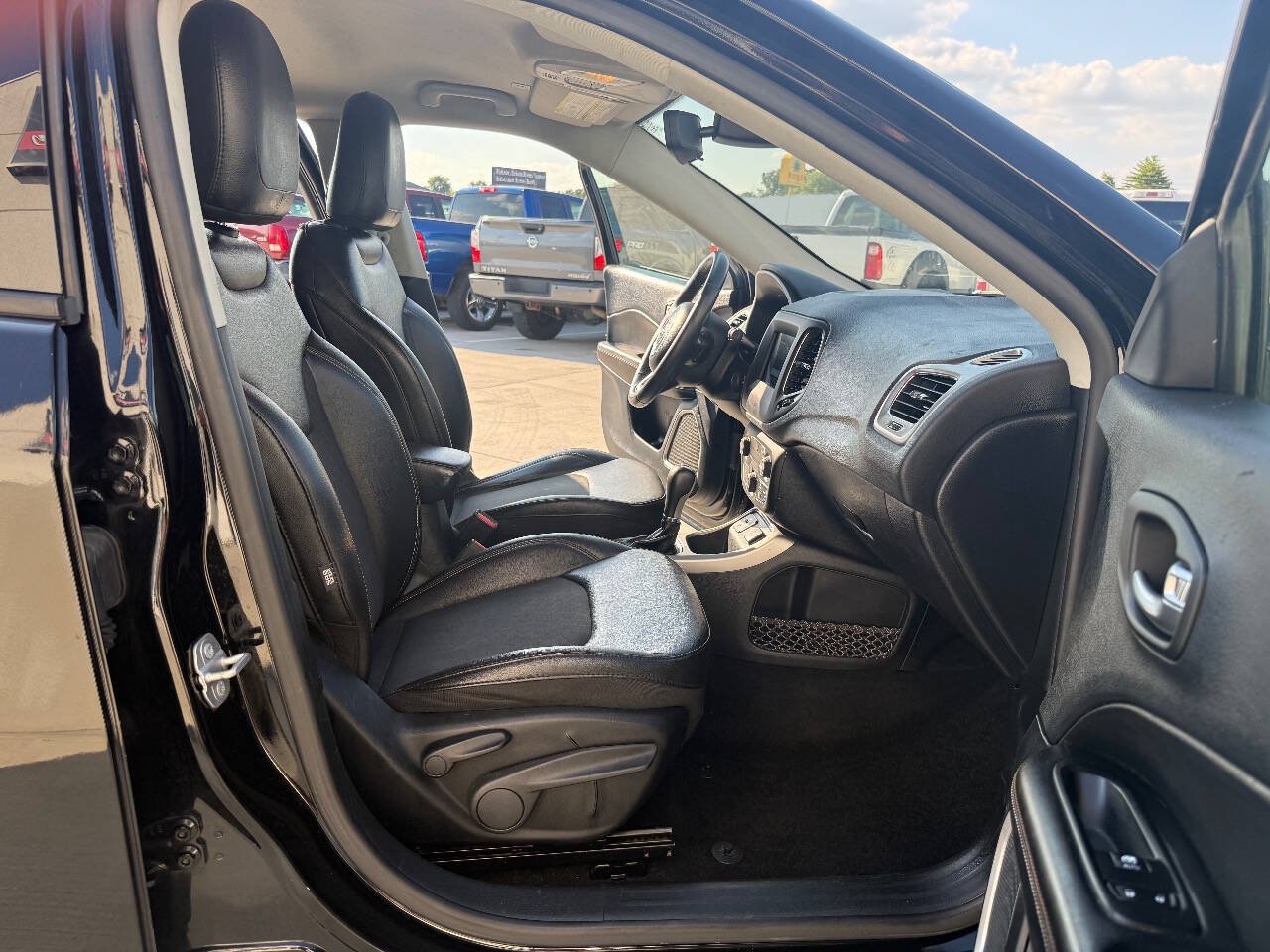 Used 2019 Jeep Compass Latitude FWD image 13