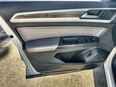 Used 2022 Volkswagen Atlas Cross Sport SE image 21