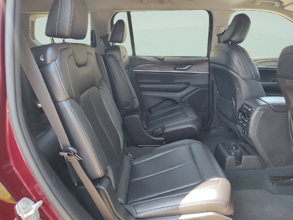 Used 2023 Jeep Grand Cherokee L Limited w/ Luxury Tech Group II RWD image 31