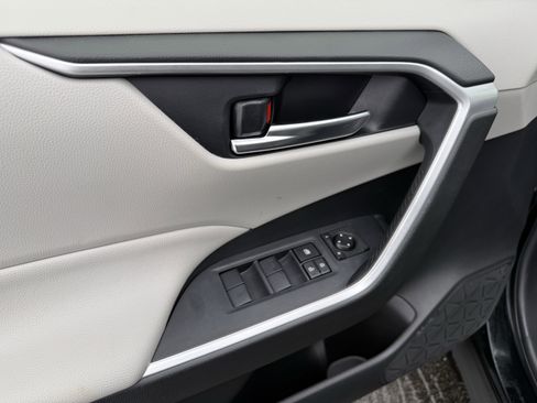 Used 2020 Toyota RAV4 XLE image 22