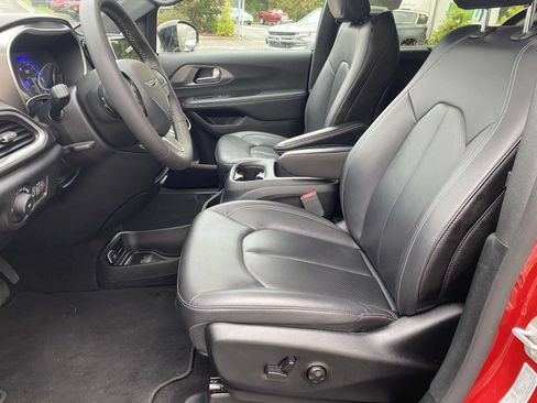 Used 2025 Chrysler Pacifica Select FWD image 13
