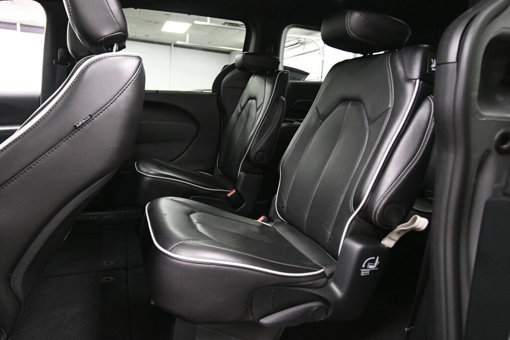 Used 2025 Chrysler Pacifica Limited FWD image 30
