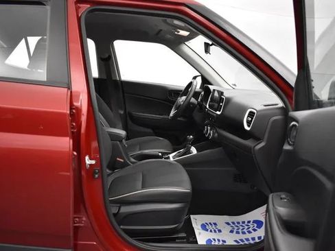 Used 2025 Hyundai Venue Limited FWD image 17