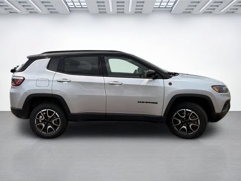 Used 2025 Jeep Compass Trailhawk AWD/4WD image 7