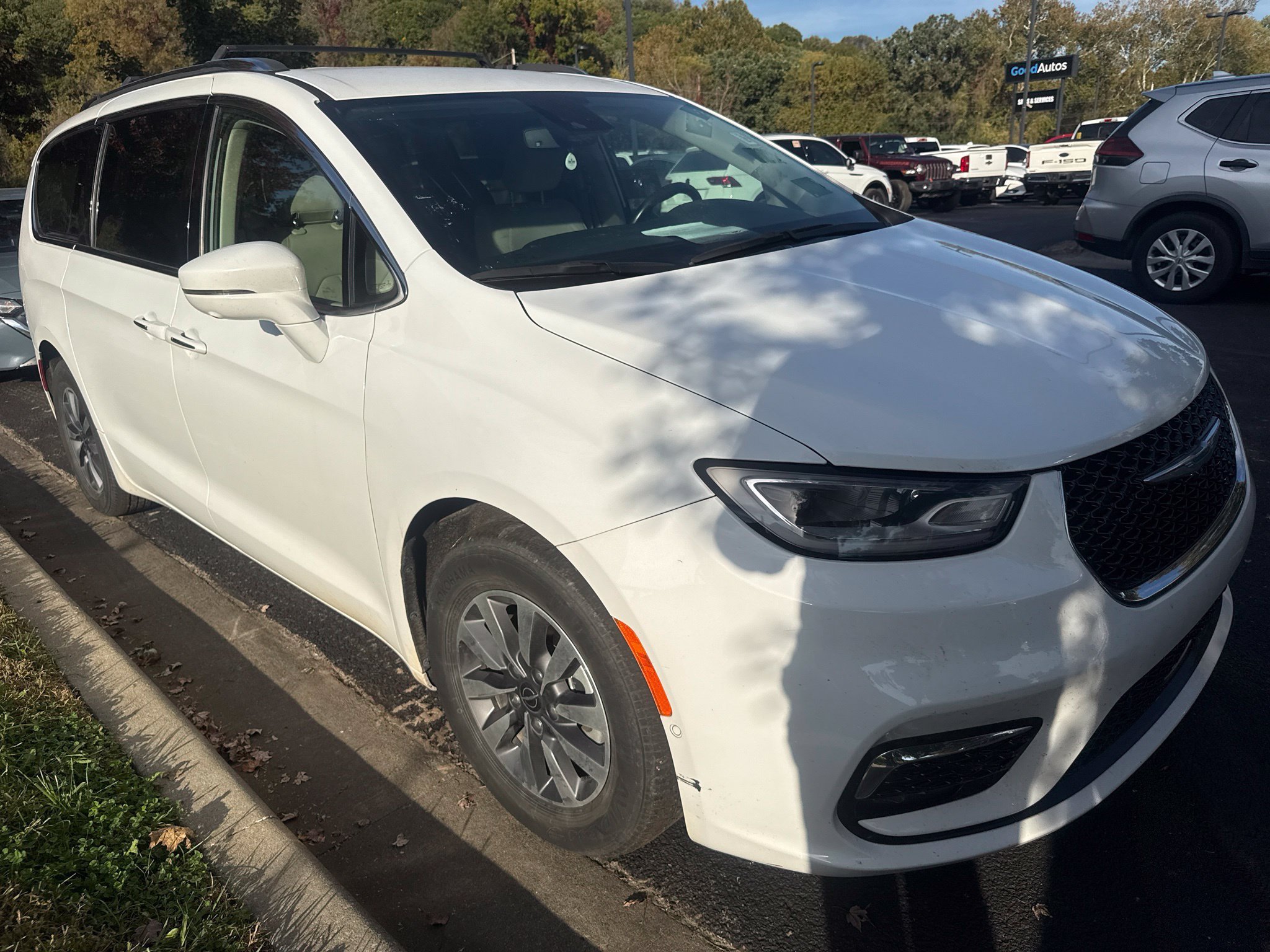 Used 2021 Chrysler Pacifica Touring-L FWD image 3