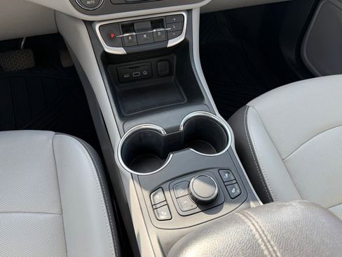 Used 2022 GMC Terrain SLT image 16