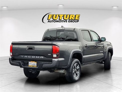 Used 2018 Toyota Tacoma TRD Sport image 5