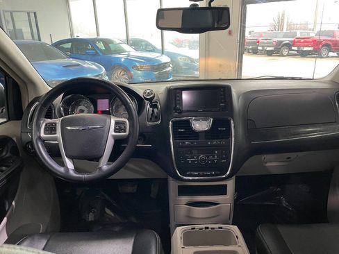 Used 2015 Chrysler Town & Country Touring-L w/ Driver Convenience Group image 21