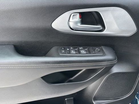 Used 2024 Chrysler Pacifica Touring image 13