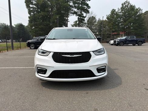 Used 2024 Chrysler Pacifica Touring-L FWD image 3