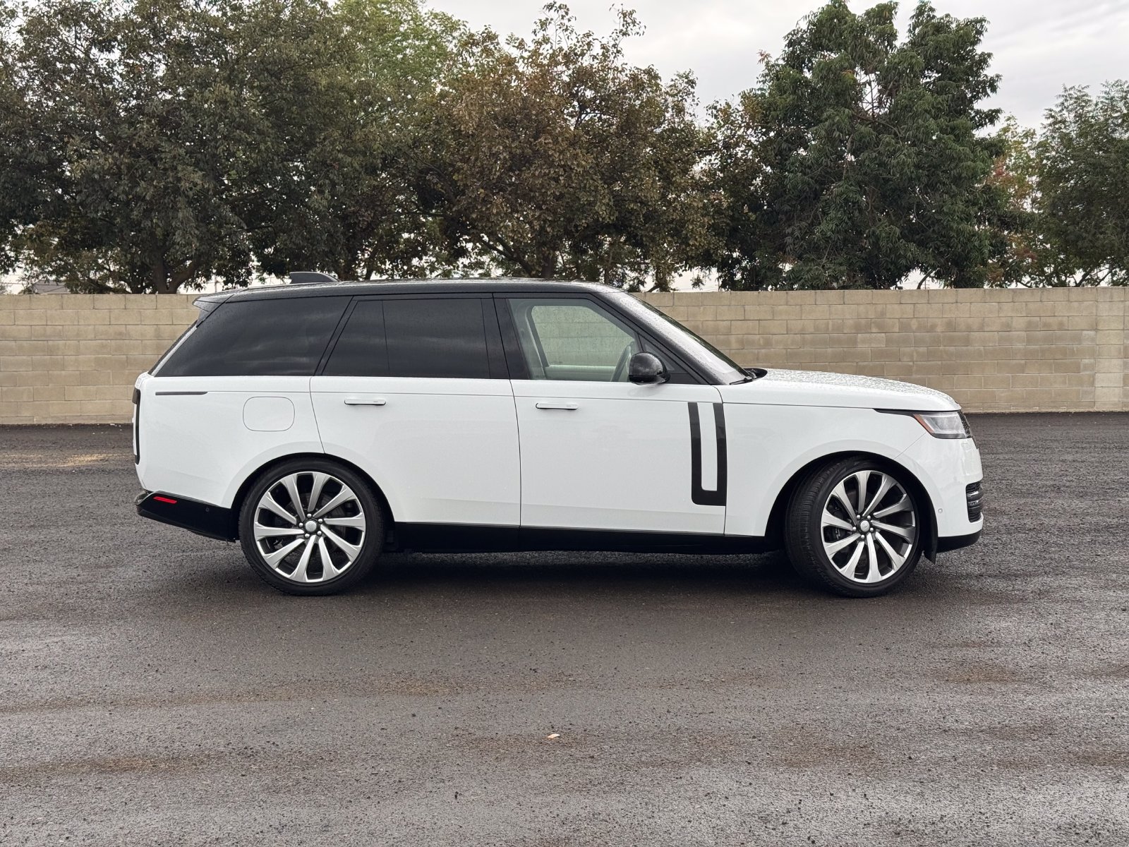 Used 2023 Land Rover Range Rover SE AWD/4WD image 2