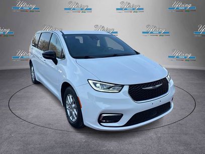 Used 2025 Chrysler Pacifica Select