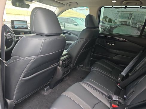 Used 2025 Honda Pilot Touring image 11