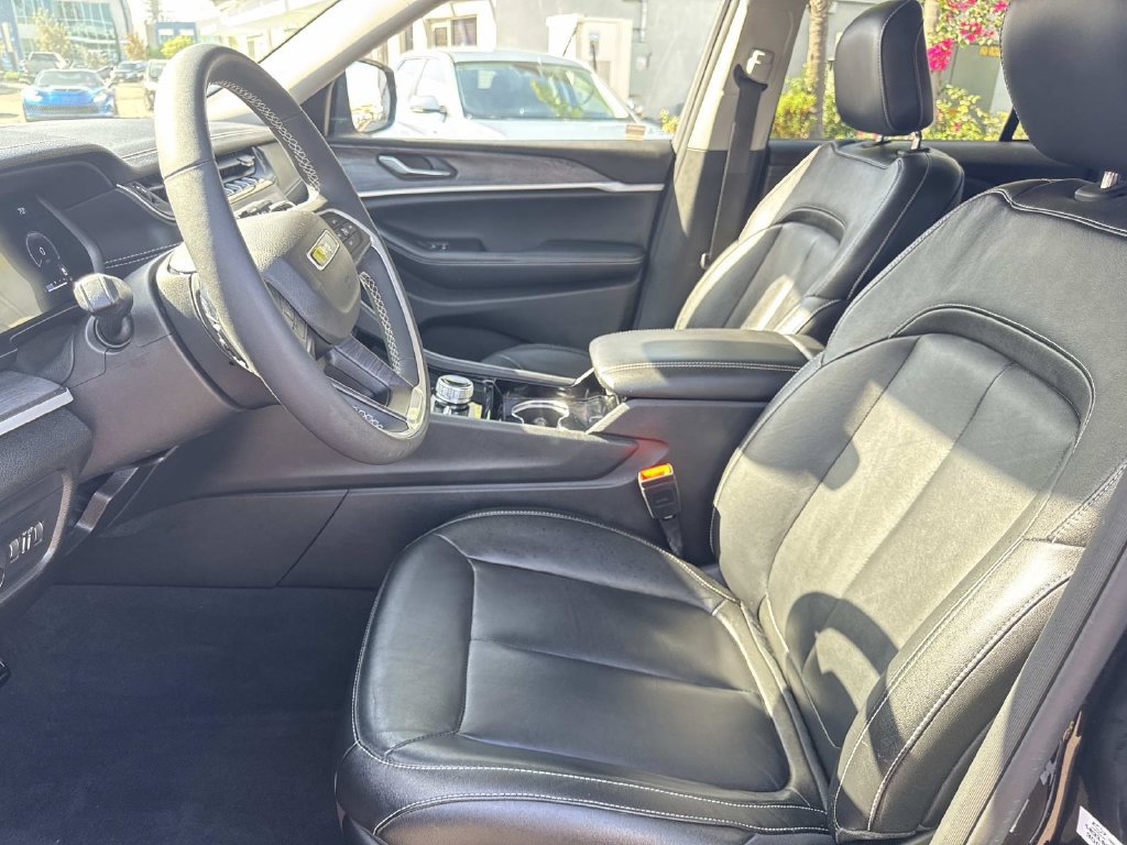 Used 2023 Jeep Grand Cherokee Limited AWD/4WD image 18