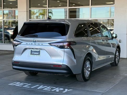 Used 2024 Toyota Sienna LE image 12