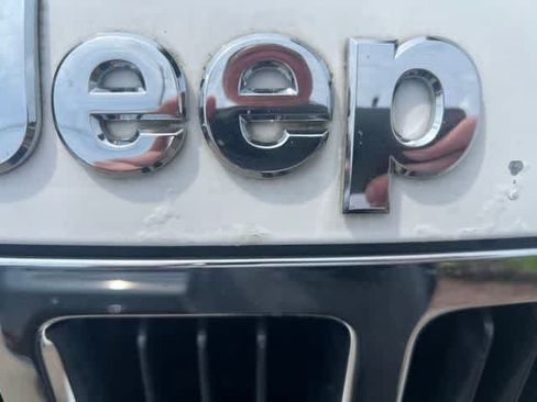 Used 2013 Jeep Grand Cherokee Laredo AWD/4WD image 3