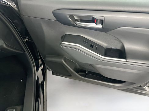 Used 2025 Toyota Highlander XLE image 35