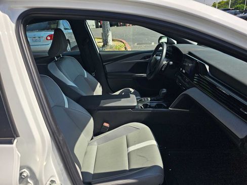 Used 2025 Toyota Camry SE w/ Convenience Package FWD image 10