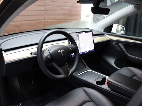 Used 2022 Tesla Model Y Long Range image 25