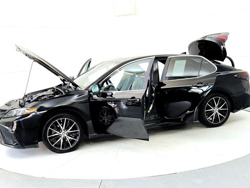 Used 2022 Toyota Camry SE image 10