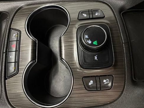 Used 2023 GMC Acadia SLT w/ Preferred Package FWD image 28
