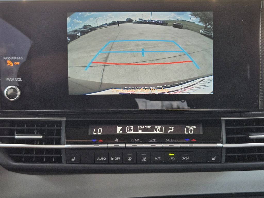 Used 2026 Toyota Sienna XLE FWD image 17