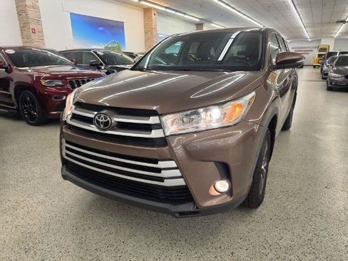 Used 2019 Toyota Highlander Plus AWD/4WD image 2