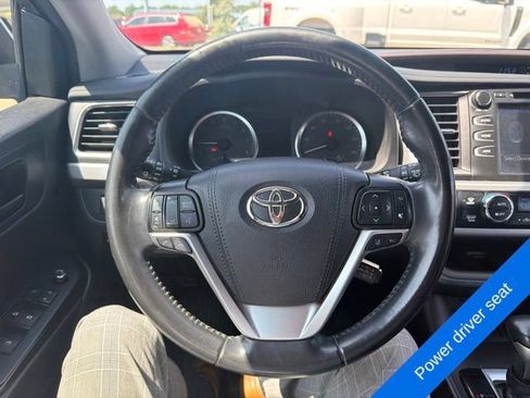 Used 2019 Toyota Highlander Plus w/ Protection Package #3 AWD/4WD image 10