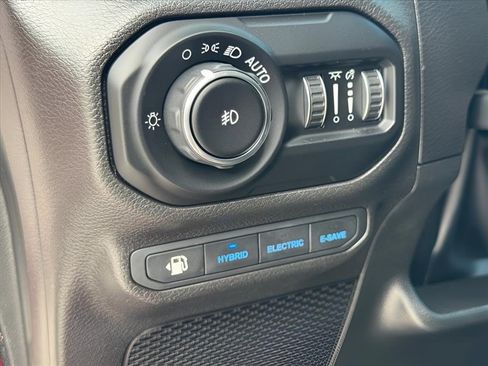 Used 2022 Jeep Wrangler Unlimited Sahara AWD/4WD image 18
