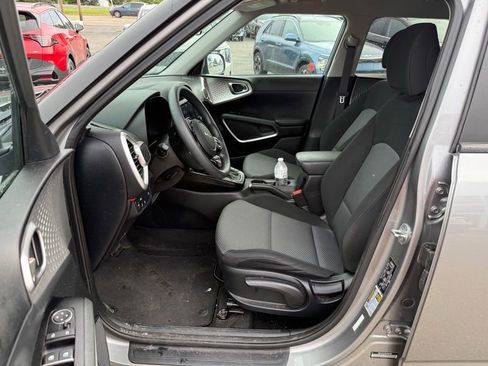 Certified 2022 Kia Soul LX w/ Technology Package FWD image 9