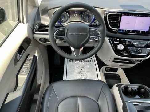 Used 2024 Chrysler Pacifica Touring-L FWD image 11