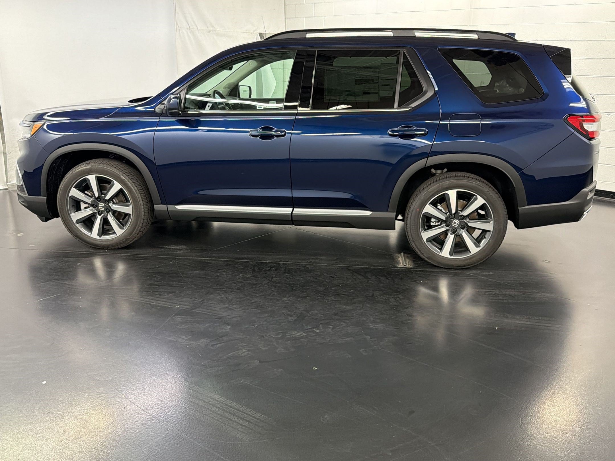 Certified 2025 Honda Pilot Elite image 2