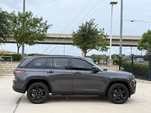 Used 2024 Jeep Grand Cherokee Limited w/ Black Appearance Package AWD/4WD image 5
